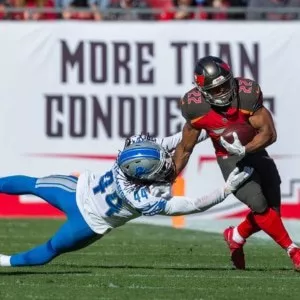 Lions Linebacker Jalen Reeves-Maybin (Nummer 44) versucht Buccaneers Running Back Doug Martin (Nummer 22) zu tackeln Lions Linebacker Jalen Reeves-Maybin (Nummer 44) versucht Buccaneers Running Back Doug Martin (Nummer 22) zu tackeln
