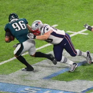 Der Eagles Defensive End Derek Barnett (Nummer 96) kann im Superbowl den Fumble vom Patriots Quarterback Tom Brady recovern.